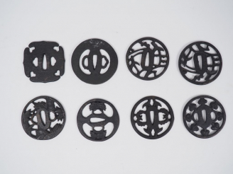 Vente aux enchères Ensemble de huit tsubas en fer, à décor ajouré de motifs végétaux. Jap