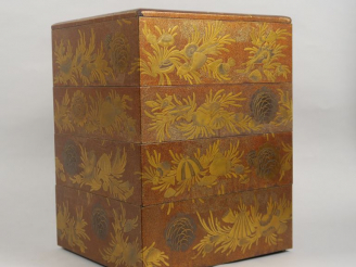 Vente aux enchères Boite à étoffe à quatre compartiments, à décor laqué or sur fond avent