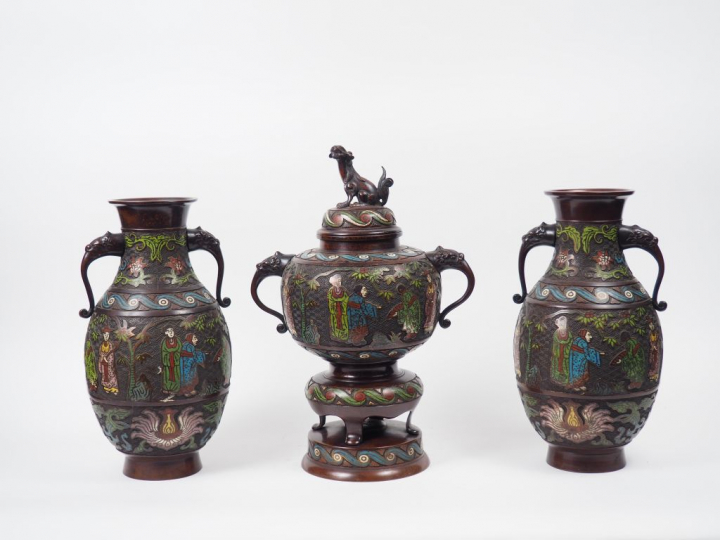 Garniture comprenant un brûle -parfum et une paire de vases de forme a