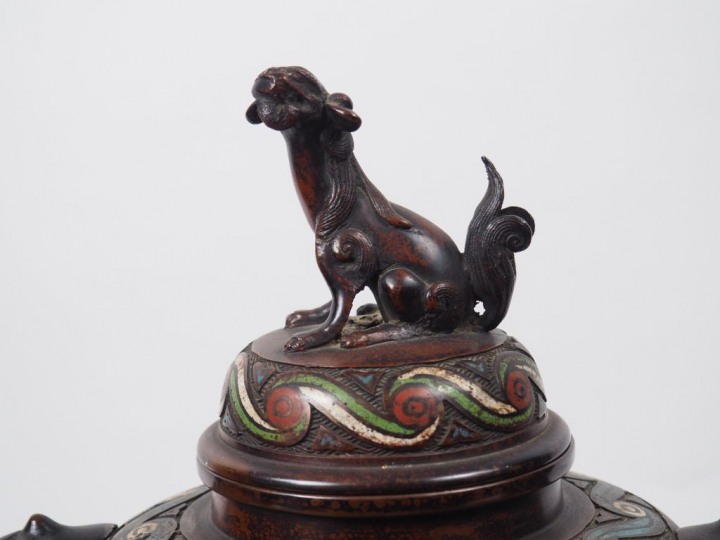 Garniture comprenant un brûle -parfum et une paire de vases de forme a