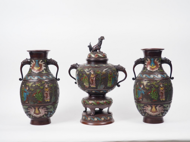 Garniture comprenant un brûle -parfum et une paire de vases de forme a
