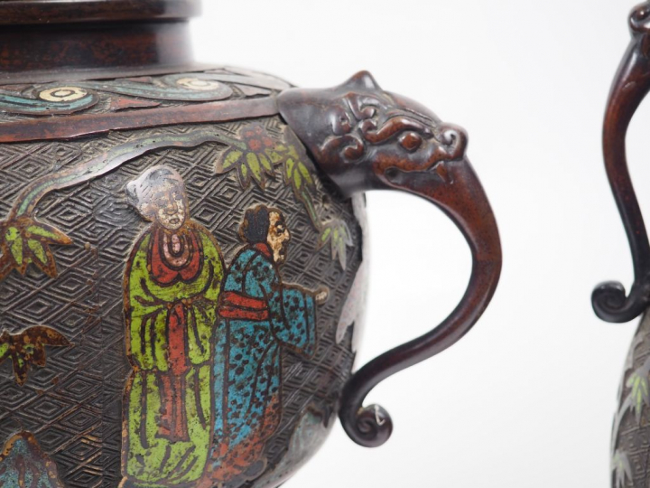 Garniture comprenant un brûle -parfum et une paire de vases de forme a