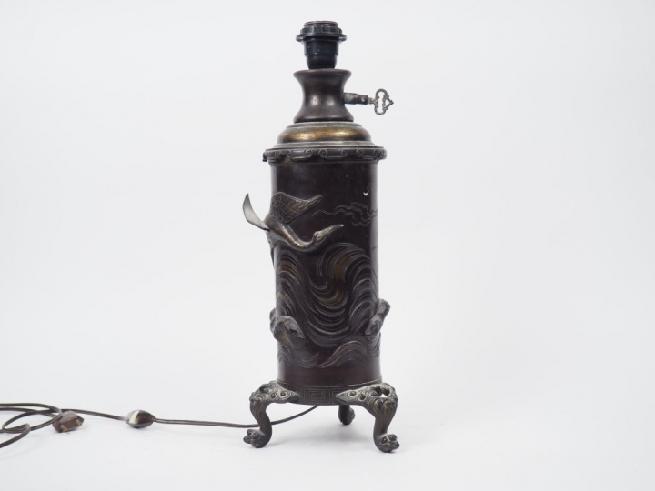 Vase tripode de forme cylindrique en bronze de patine brun rouge, à dé