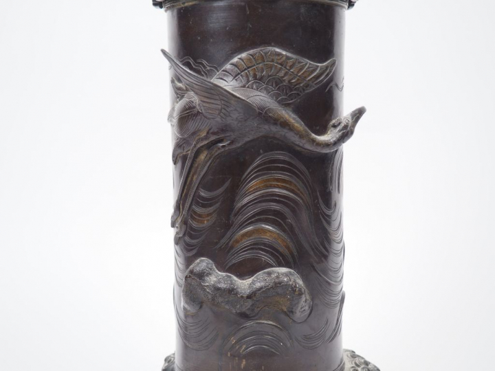 Vase tripode de forme cylindrique en bronze de patine brun rouge, à dé