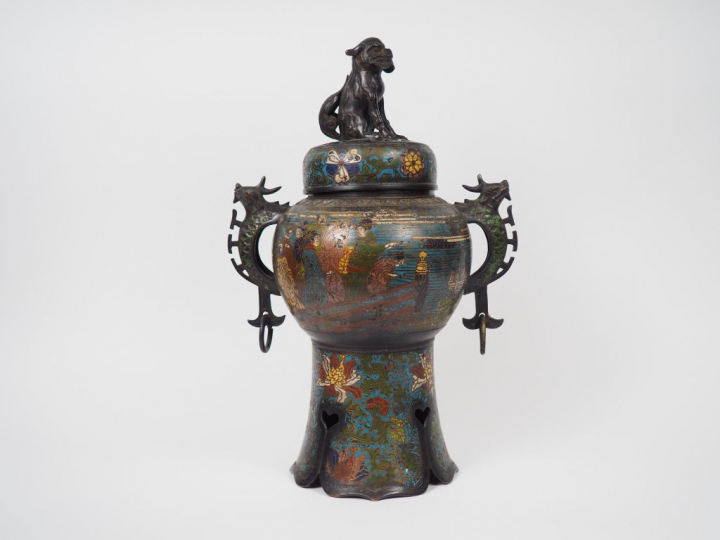 Vase en bronze, à décor en émaux champlevés de scènes de personnages, 