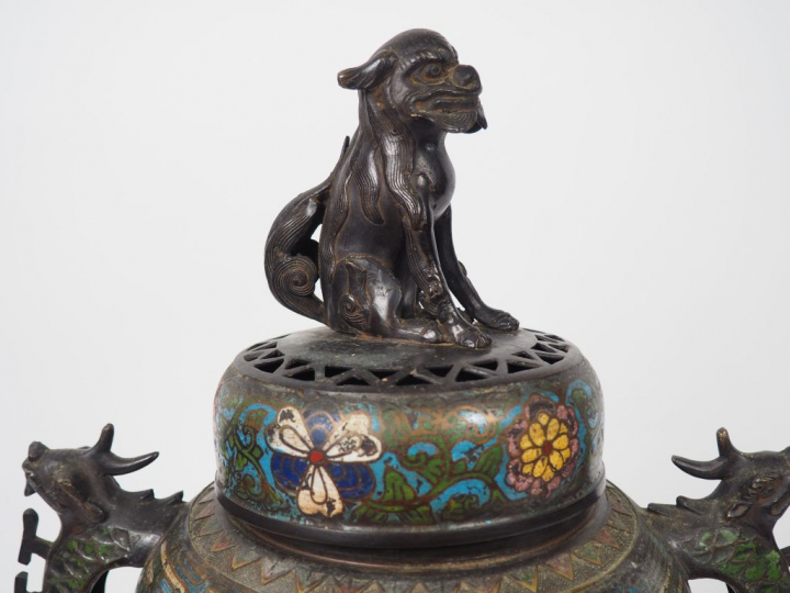 Vase en bronze, à décor en émaux champlevés de scènes de personnages, 