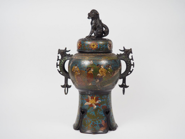 Vase en bronze, à décor en émaux champlevés de scènes de personnages, 