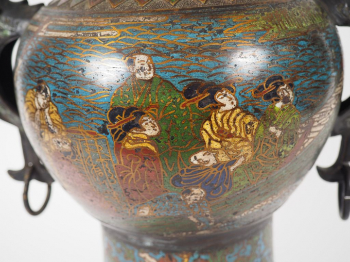 Vase en bronze, à décor en émaux champlevés de scènes de personnages, 