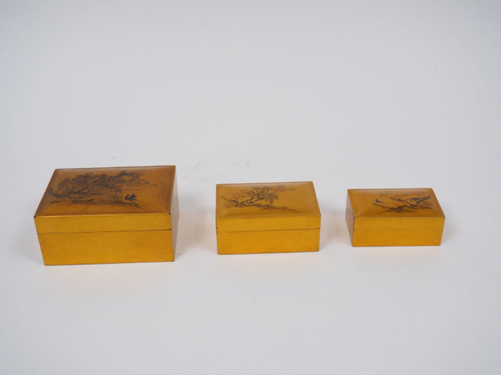 Trois coffrets gigognes de forme rectangulaire en laque or, à décor po