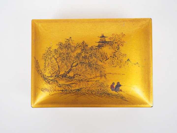 Trois coffrets gigognes de forme rectangulaire en laque or, à décor po