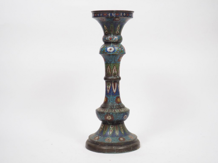 Sellette en bronze et émaux champlevés, à décor de motifs de fleurs, d