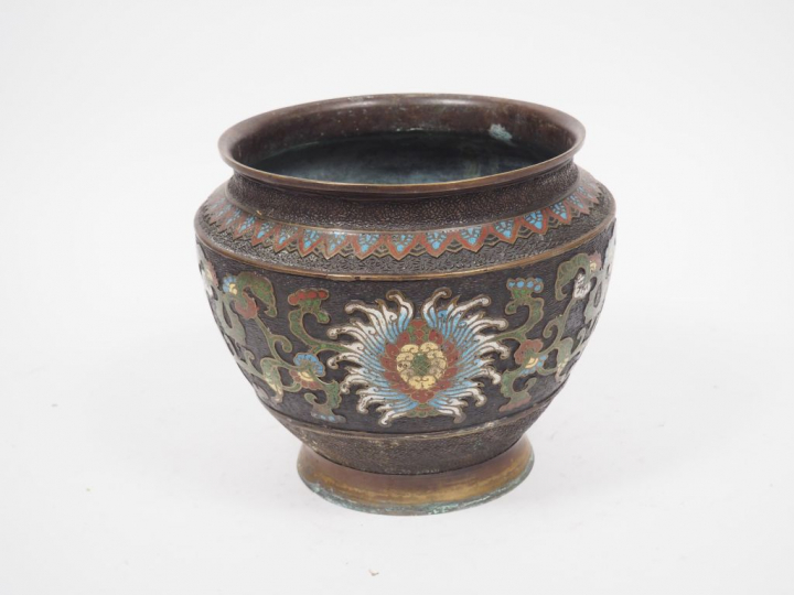 Jardinière en émaux champlevés sur cuivre, à décor de fleurs de lotus 