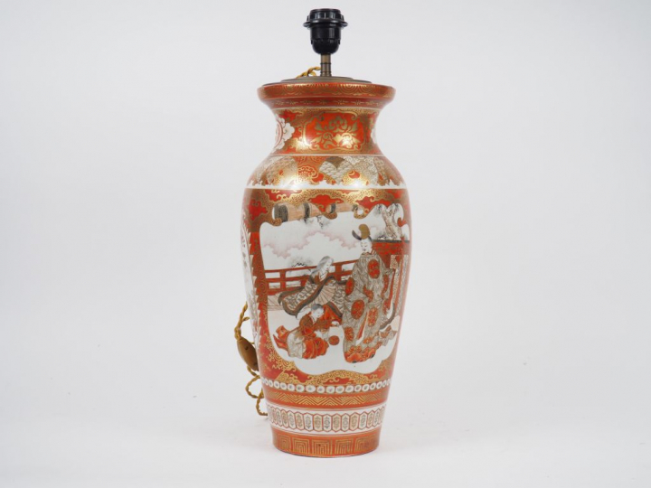 Lot comprenant : - un vase en porcelaine émaillée corail rehaussé d'or