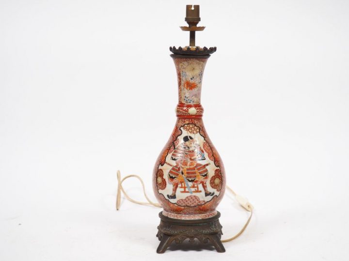 Lot comprenant : - un vase en porcelaine émaillée corail rehaussé d'or