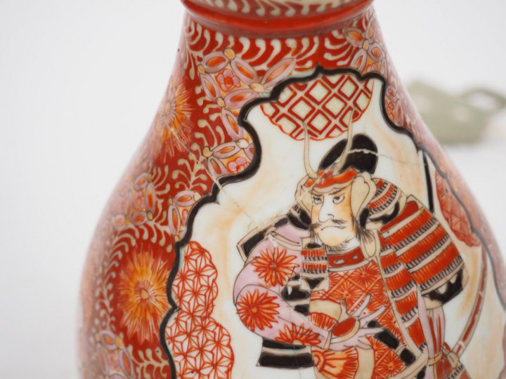 Lot comprenant : - un vase en porcelaine émaillée corail rehaussé d'or