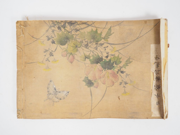 Lot comprenant :  - un album contenant des estampes sur crépon - une s