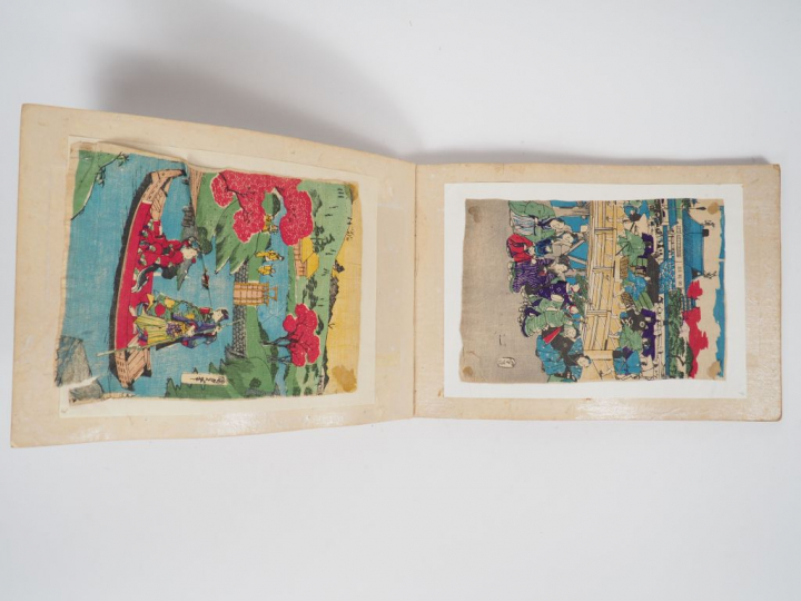 Lot comprenant :  - un album contenant des estampes sur crépon - une s