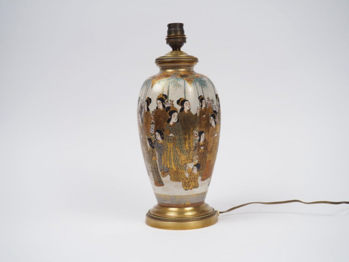 Vase de forme hexagonale en faïence de Satsuma, à décor d'une assemblé