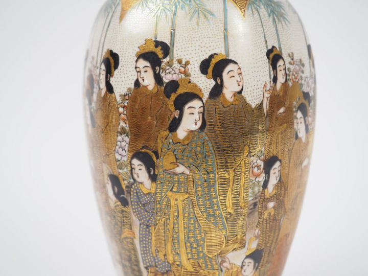 Vase de forme hexagonale en faïence de Satsuma, à décor d'une assemblé