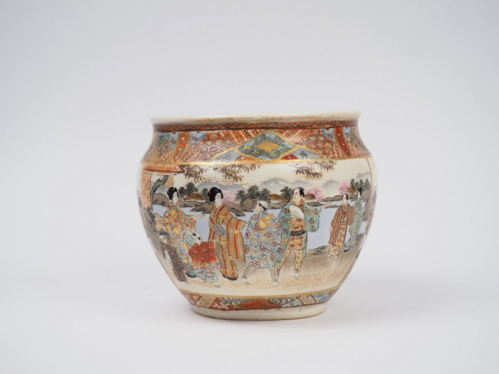 Petite jardinière en faïence de Satsuma, à décor de scènes de paysages