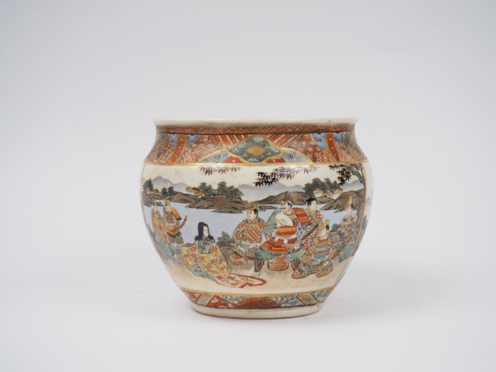 Petite jardinière en faïence de Satsuma, à décor de scènes de paysages