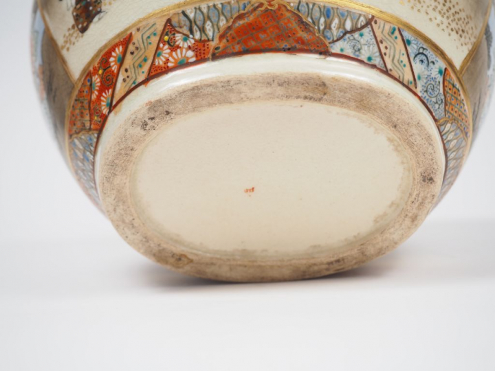 Petite jardinière en faïence de Satsuma, à décor de scènes de paysages