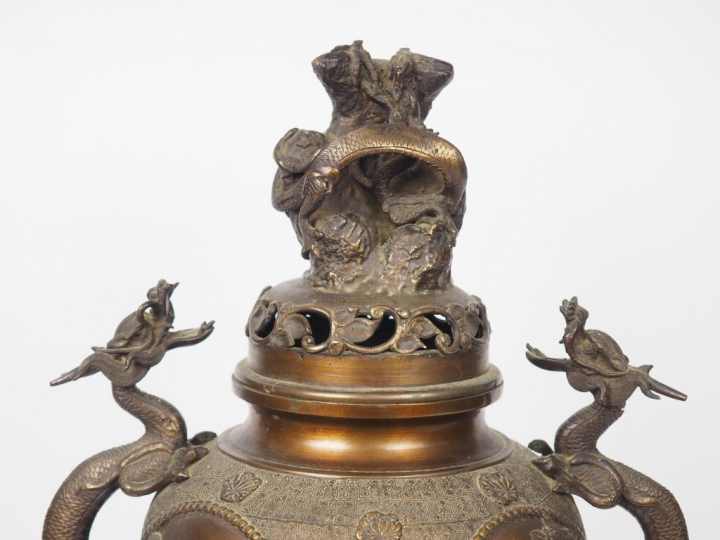 Brûle-parfum en bronze reposant sur quatre pieds, panse sphérique orné