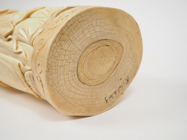 Paire de grandes sculptures sur ivoire représentant un couple de  haut