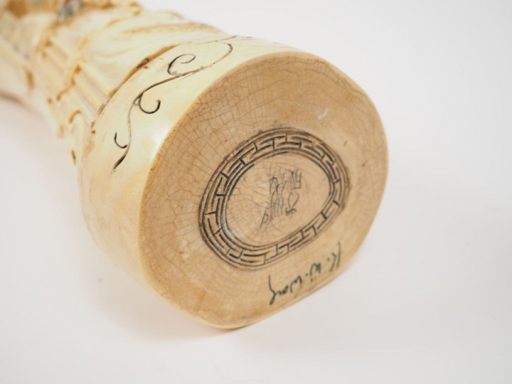 Paire de grandes sculptures sur ivoire représentant un couple de  haut