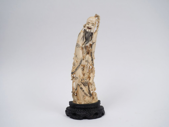 Statuette en ivoire (demi-défense) représentant Laotse accompagné d'un
