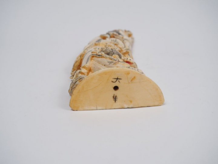 Statuette en ivoire (demi-défense) représentant Laotse accompagné d'un