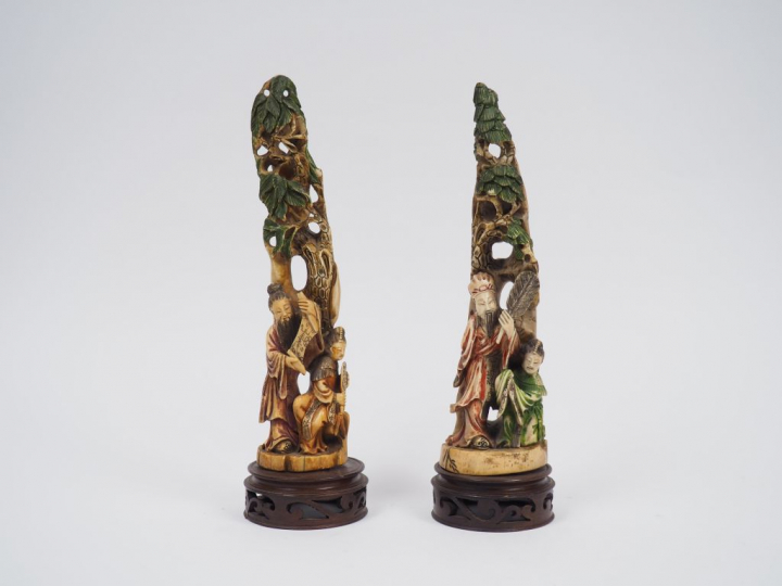 Deux groupes en ivoire polychrome représentant deux dignitaires accomp