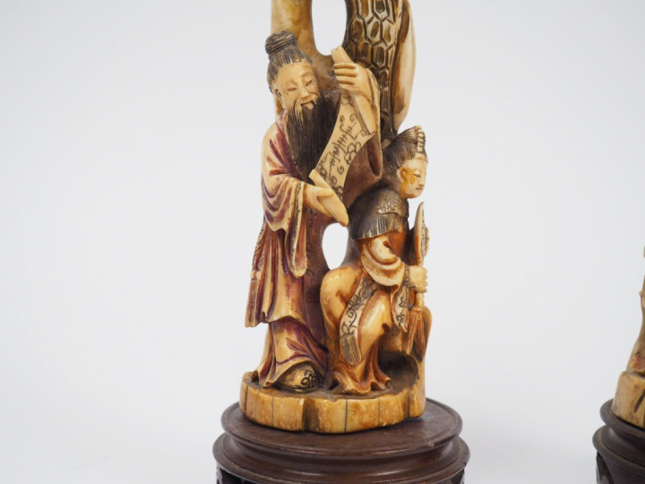 Deux groupes en ivoire polychrome représentant deux dignitaires accomp