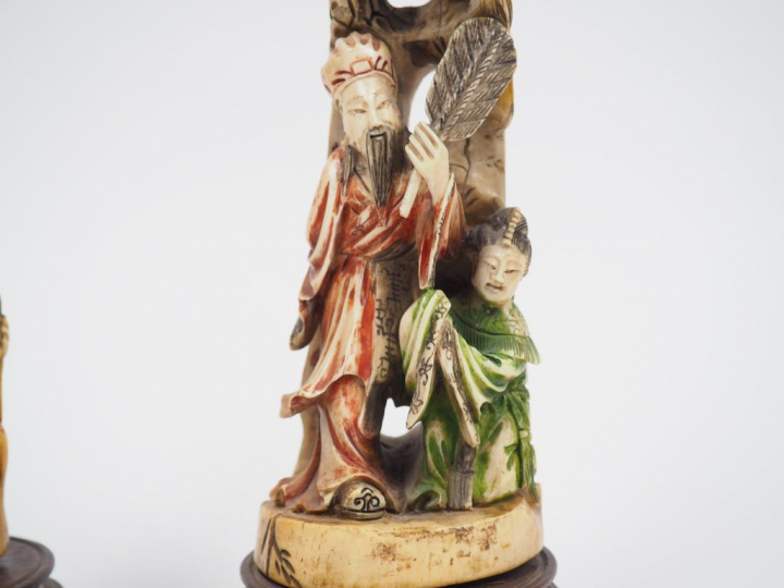 Deux groupes en ivoire polychrome représentant deux dignitaires accomp