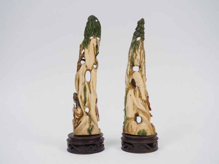 Deux groupes en ivoire polychrome représentant deux dignitaires accomp