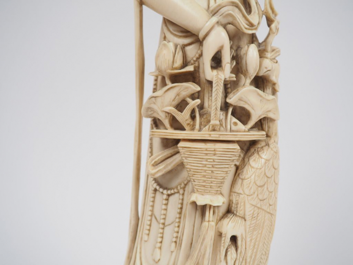 Statuette en ivoire représentant une déesse du printemps accompagnée d