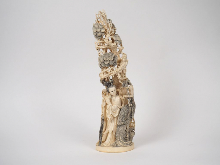 Groupe en ivoire représentant une jeune femme musicienne accompagnée d