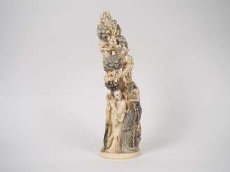 Vente aux enchères Groupe en ivoire représentant une jeune femme musicienne accompagnée d