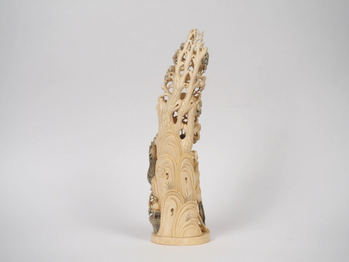 Groupe en ivoire représentant une jeune femme musicienne accompagnée d