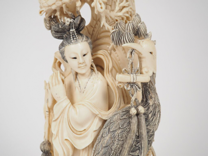 Groupe en ivoire représentant une jeune femme musicienne accompagnée d