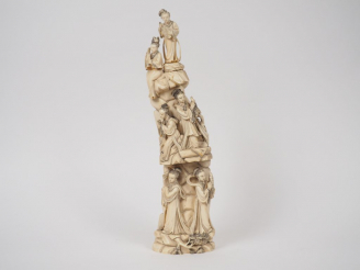 Vente aux enchères Groupe en ivoire représentant six jeunes musiciennes.  Chine, vers 193