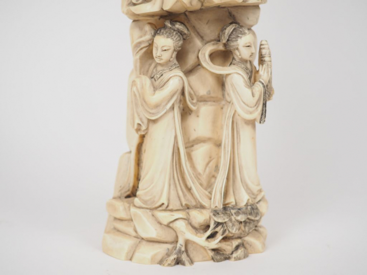 Groupe en ivoire représentant six jeunes musiciennes.  Chine, vers 193