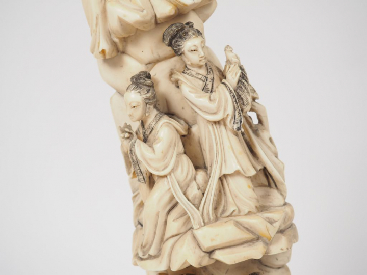 Groupe en ivoire représentant six jeunes musiciennes.  Chine, vers 193