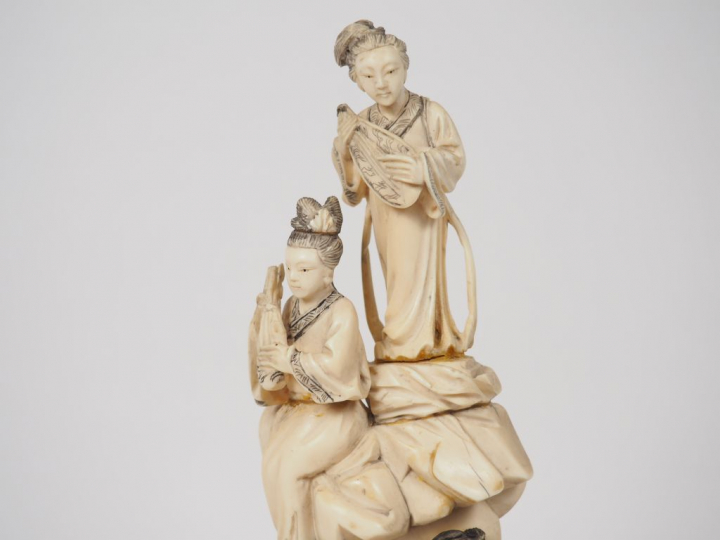 Groupe en ivoire représentant six jeunes musiciennes.  Chine, vers 193