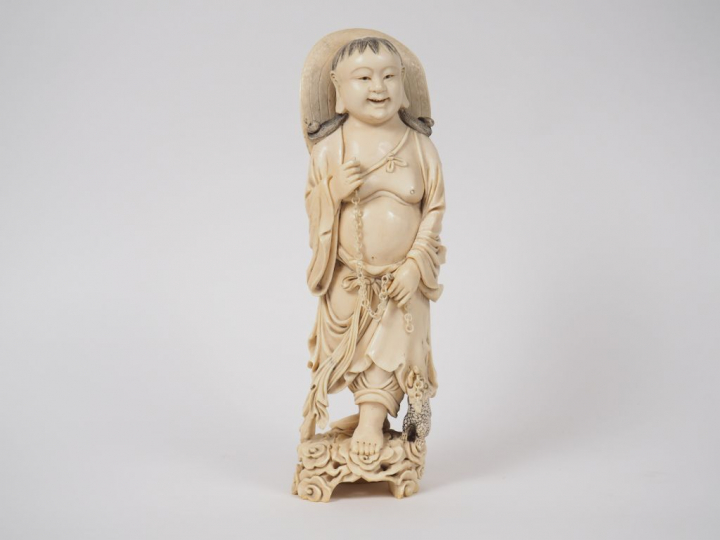 Statuette en ivoire finement sculpté représentant Liu Hai accompagné d