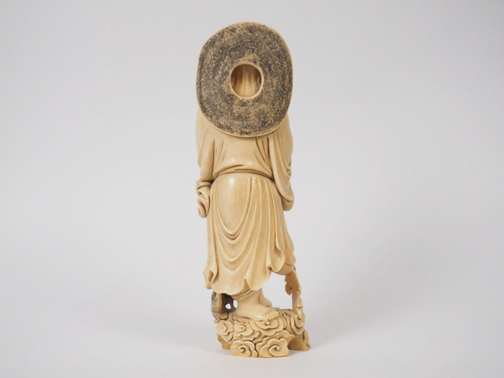 Statuette en ivoire finement sculpté représentant Liu Hai accompagné d