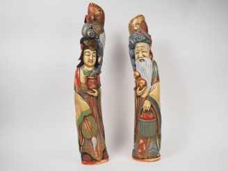 Vente aux enchères Deux importants okimonos en ivoire polychrome de patine légèrement amb