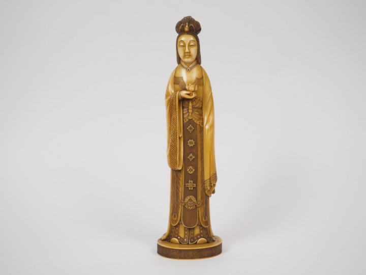 Okimono en ivoire représentant la déesse Kanon debout en habit de céré