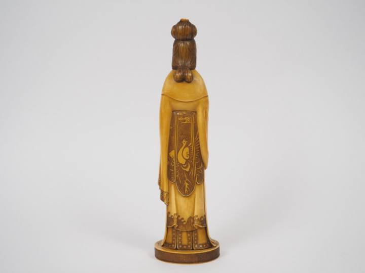 Okimono en ivoire représentant la déesse Kanon debout en habit de céré