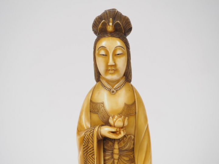 Okimono en ivoire représentant la déesse Kanon debout en habit de céré